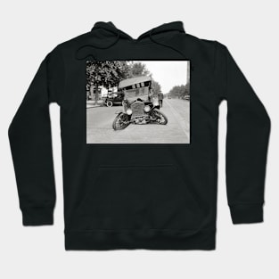 Crashed Ford Model T, 1922. Vintage Photo Hoodie